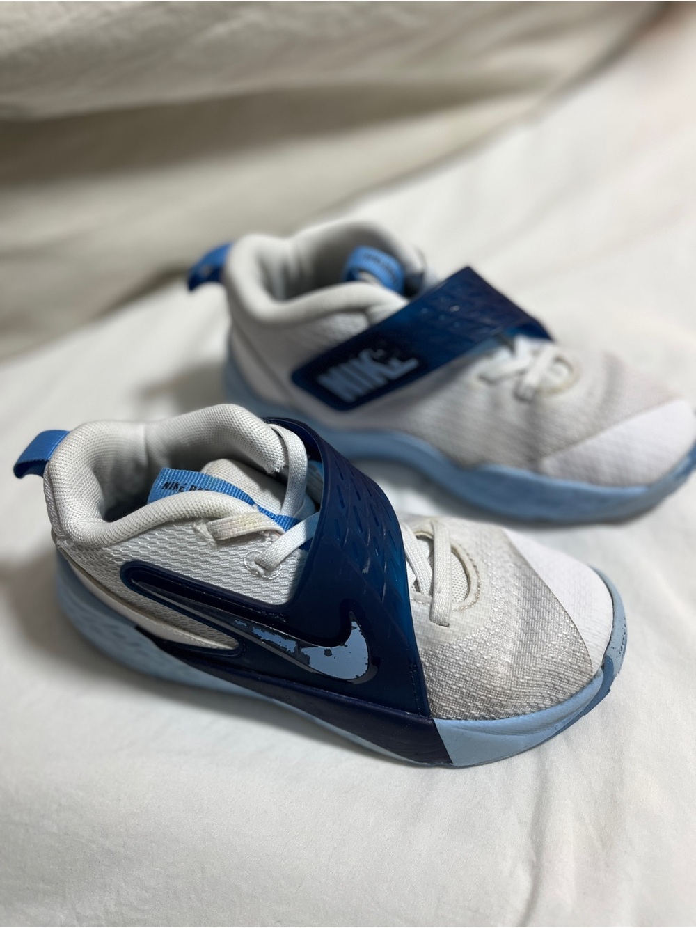 Nike Team Hustle Kids Shoes Sz 13C White Psychic Blue Midnight Sneakers Sports